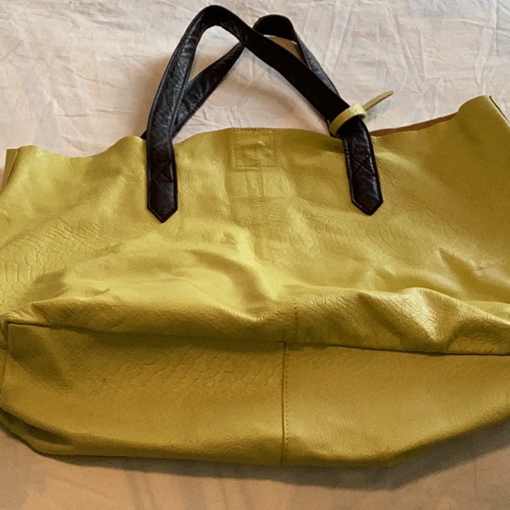 Leather tote bag in lime with black handles